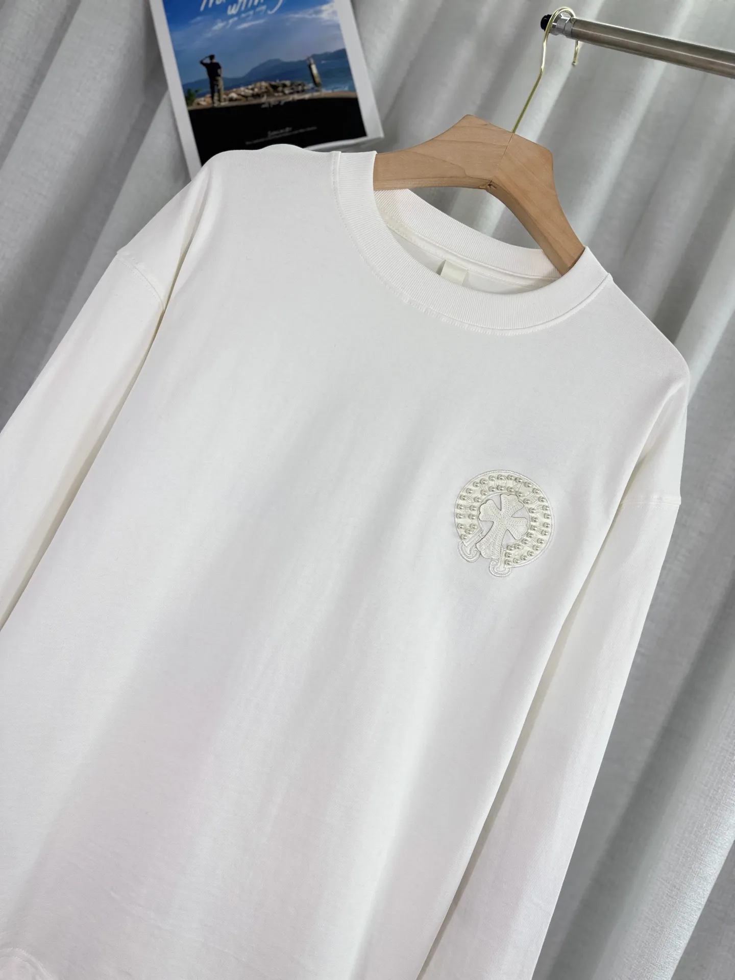P260 top version, real shot without P, ​​different from market currency) 𝗖𝗵𝗿𝗼𝗺𝗲 𝗛𝗲𝗮𝗿𝘁𝘀/Cro Heart 2025 Autumn and Winter Pearl Compass Casual Long Sleeve 👑The highest version! Customized fabric 320g fabric! Pearl compass, genuine leather cut. Best-selling model at the counter. Very comfortable to wear. Accessories: original molded and authenticated collar label➕100% silk wash label. Genuine purchase-grade original hangtag➕matching hanging rope➕3D hanging beads➕original packaging bag. Craftsmanship: The original version has consistent wiring! The highest version of the armhole matching technique! Color: White Black Size: S M L XL Style No.: 5170